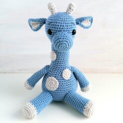 Heartdeco Spieluhr Giraffe blau gehäkelt