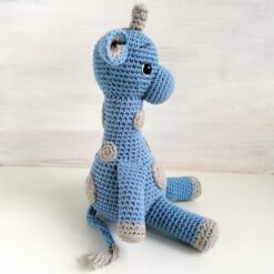 Heartdeco Spieluhr Giraffe Ludwig blau gehäkelt